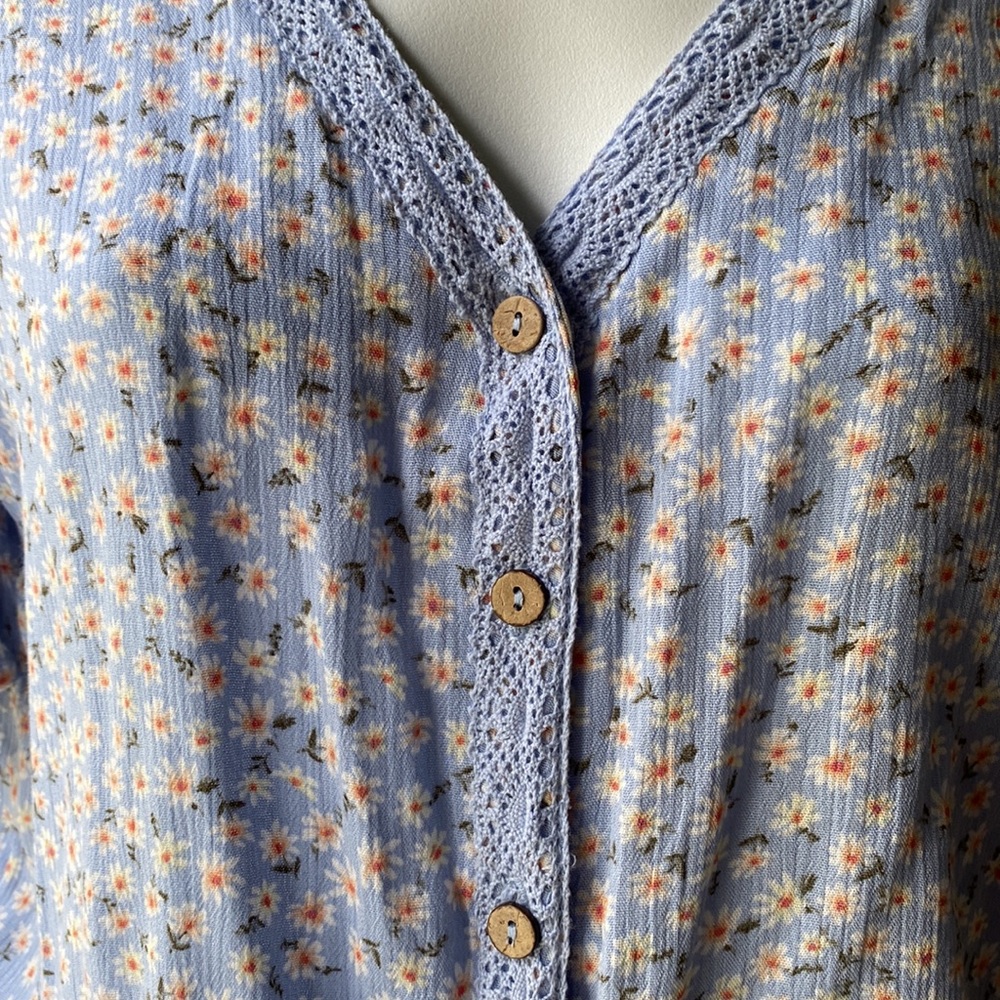 Pretty Baby Blue & White Pink Rose Women's Size M Top